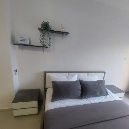 Modern Studio Apartment Armonia Court Paralímni Kültér fotó