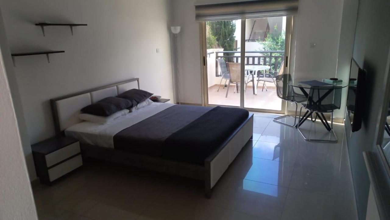 Modern Studio Apartment Armonia Court Paralímni Kültér fotó