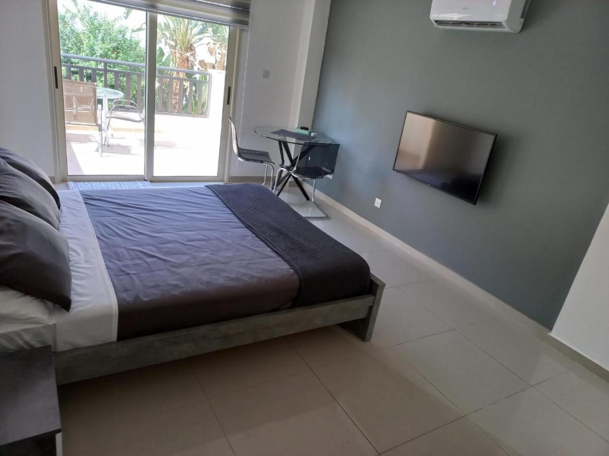Modern Studio Apartment Armonia Court Paralímni Kültér fotó
