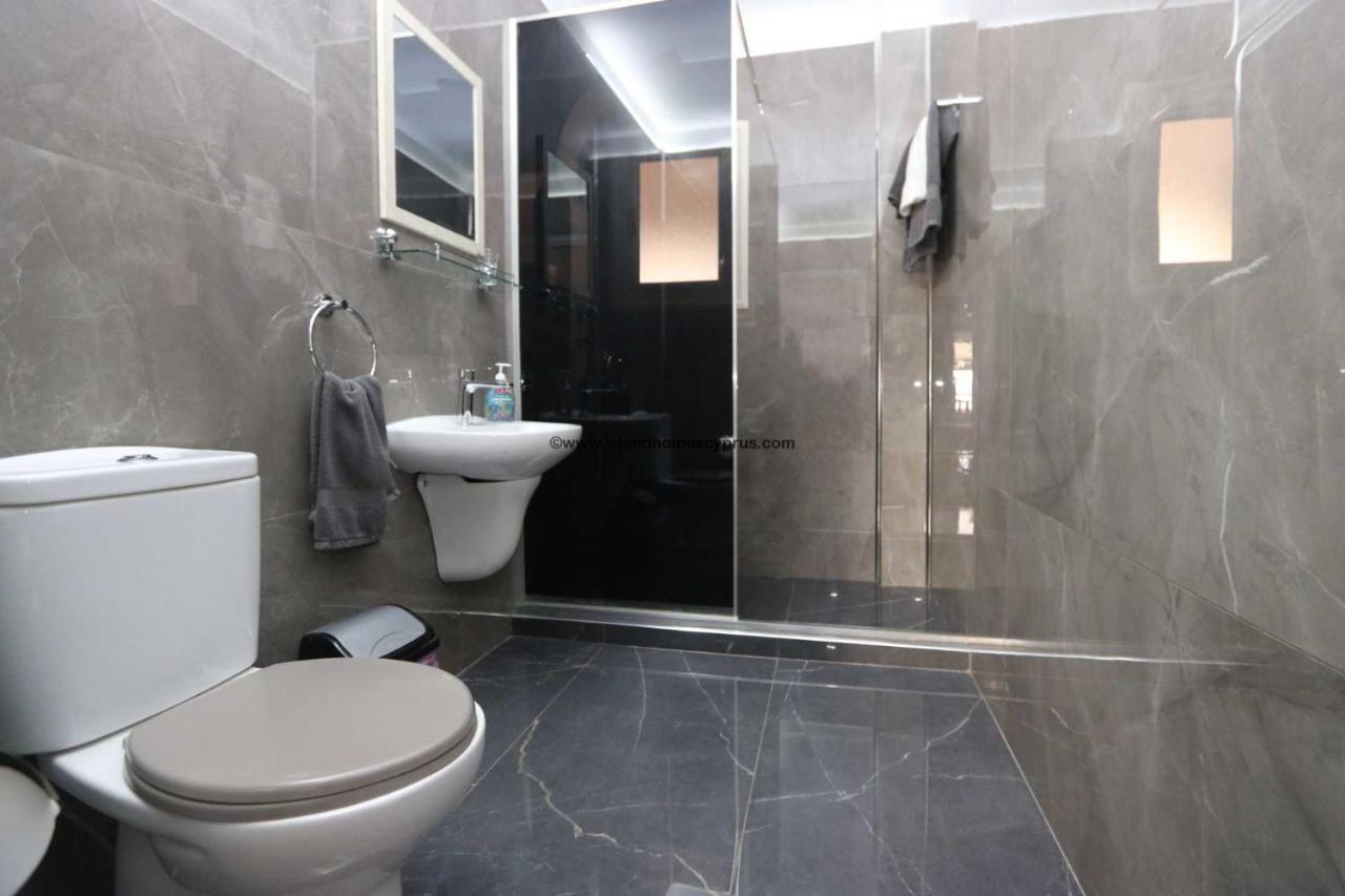 Modern Studio Apartment Armonia Court Paralímni Kültér fotó